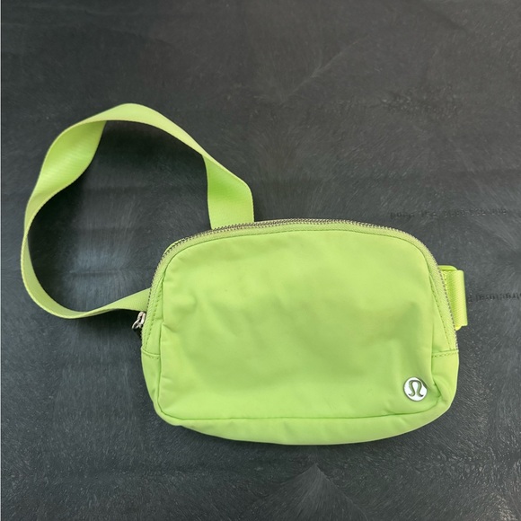 Lululemon Everywhere Belt Bag Neo Mint - Picture 1 of 8